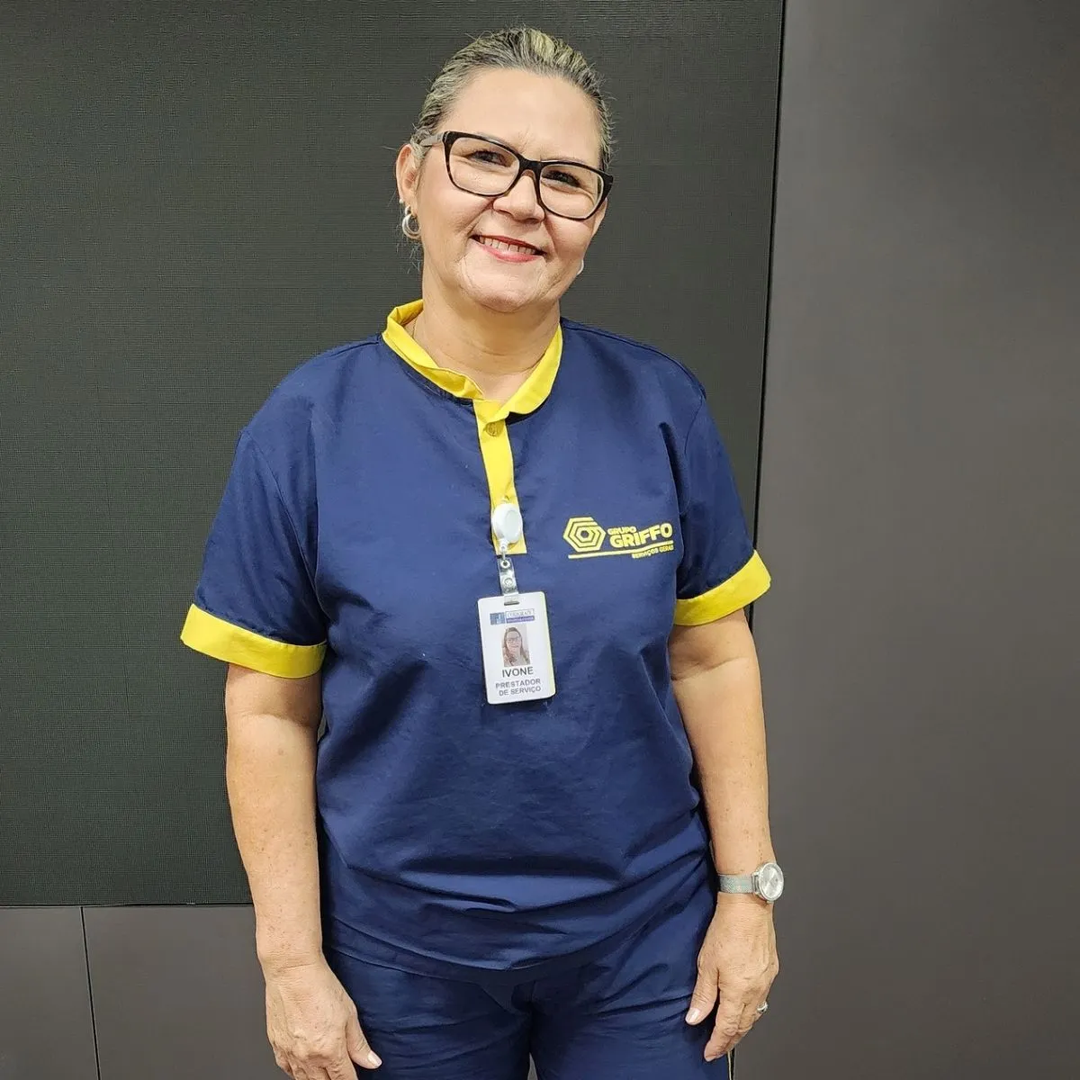 Equipe de limpeza interna ou equipe terceirizada? Saiba qual escolher